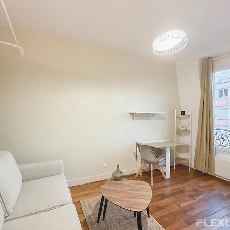 Lovely In The Heart Of Parisian Cafes Appartement Parijs