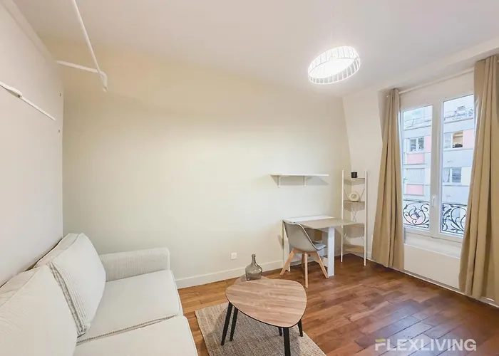 Lovely In The Heart Of Parisian Cafes Appartement Parijs