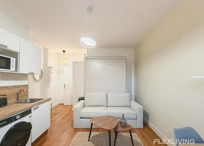 Апартаменты Lovely In The Heart Of Parisian Cafes Париж