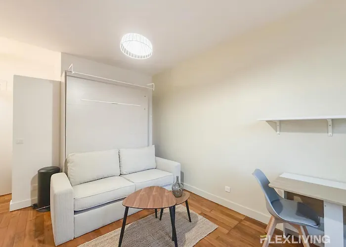 Lovely In The Heart Of Parisian Cafes Апартаменты