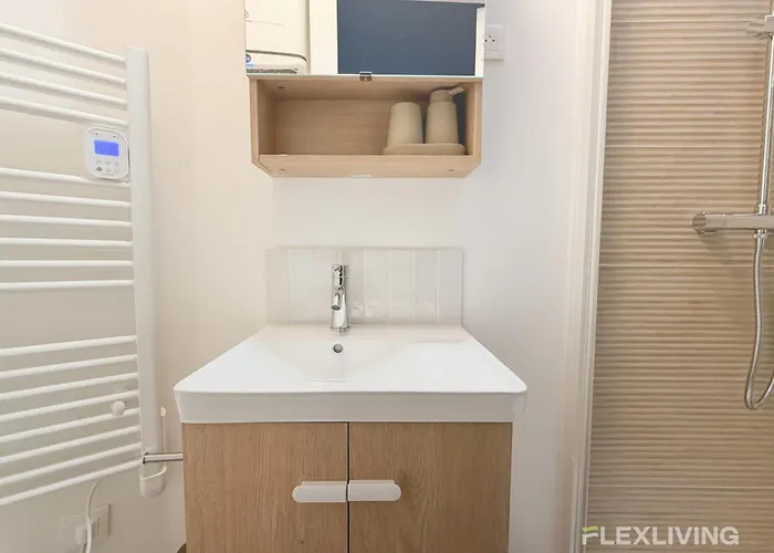 Lovely In The Heart Of Parisian Cafes Апартаменты