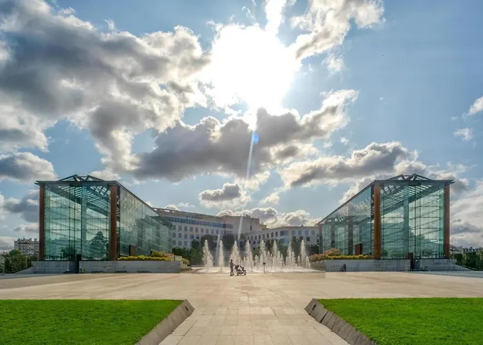 Апартаменты Lovely In The Heart Of Parisian Cafes Париж