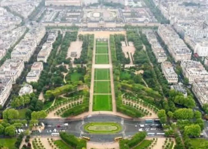 Апартаменты Lovely In The Heart Of Parisian Cafes